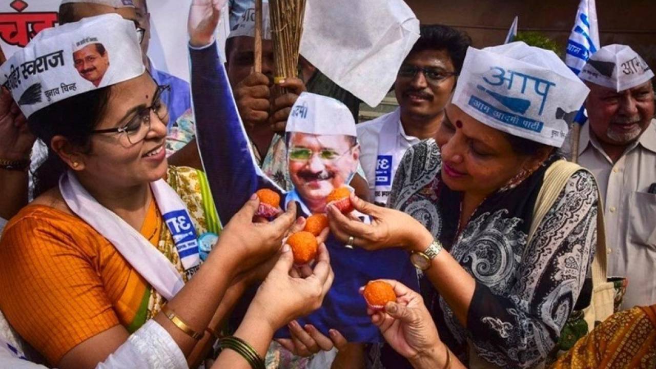 Delhi MCD Elections: 15ఏళ్ల కాషాయ కోటను బద్దలు కొట్టిన ఆప్.. ఢిల్లీ కార్పొరేషన్ పీఠం కైవసం Delhi MCD Elections: 15ఏళ్ల కాషాయ కోటను బద్దలు కొట్టిన ఆప్.. ఢిల్లీ కార్పొరేషన్ పీఠం కైవసం