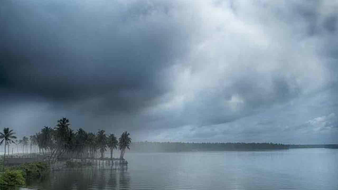 AP Weather: బంగాళాఖాతంలో వాయుగుండం.. ఏపీకి వర్ష సూచన AP Weather: బంగాళాఖాతంలో వాయుగుండం.. ఏపీకి వర్ష సూచన