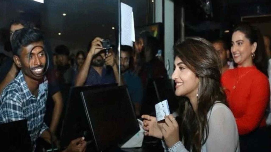 Actress Sreeleela Sells Dhamaka Movie Tickets At A Theatre