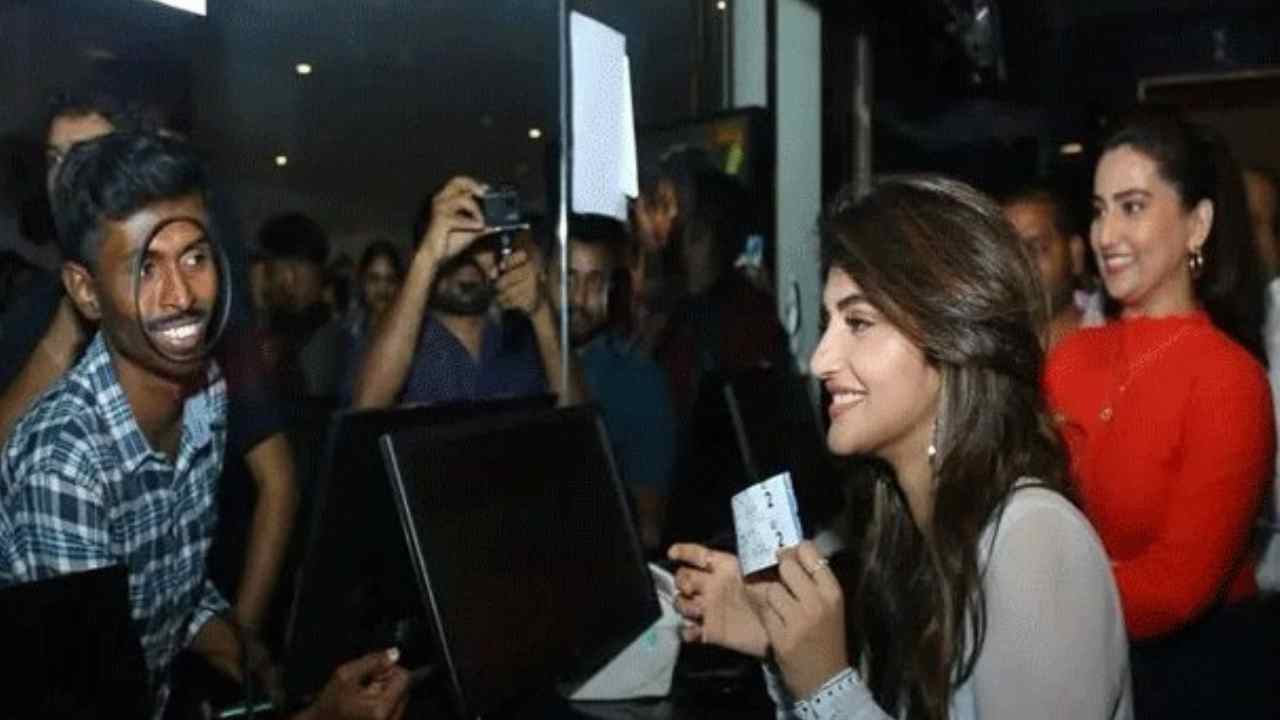 Sreeleela: సినిమా టికెట్లు అమ్మిన ‘ధమాకా’ బ్యూటీ! Sreeleela: సినిమా టికెట్లు అమ్మిన ‘ధమాకా’ బ్యూటీ!
