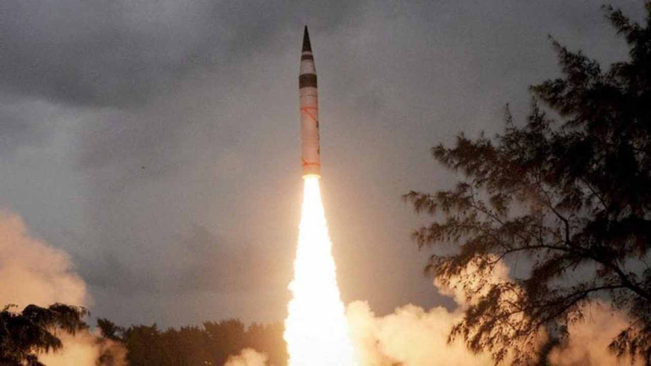 Agni-V Missile: మరింత పవర్ఫుల్గా ‘అగ్ని-5 క్షిపణి’.. 7,000 కిలోమీటర్ల దూరంలోని లక్ష్యాన్ని చేధించే సత్తా Agni-V Missile: మరింత పవర్ఫుల్గా ‘అగ్ని-5 క్షిపణి’.. 7,000 కిలోమీటర్ల దూరంలోని లక్ష్యాన్ని చేధించే సత్తా