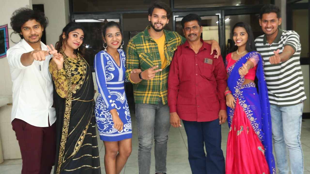 Ammayilu Ardham Kaaru: ప్రేమ, ట్విస్టులతో సాగనున్న ‘అమ్మాయిలు అర్థంకారు’ మూవీ! Ammayilu Ardham Kaaru: ప్రేమ, ట్విస్టులతో సాగనున్న ‘అమ్మాయిలు అర్థంకారు’ మూవీ!
