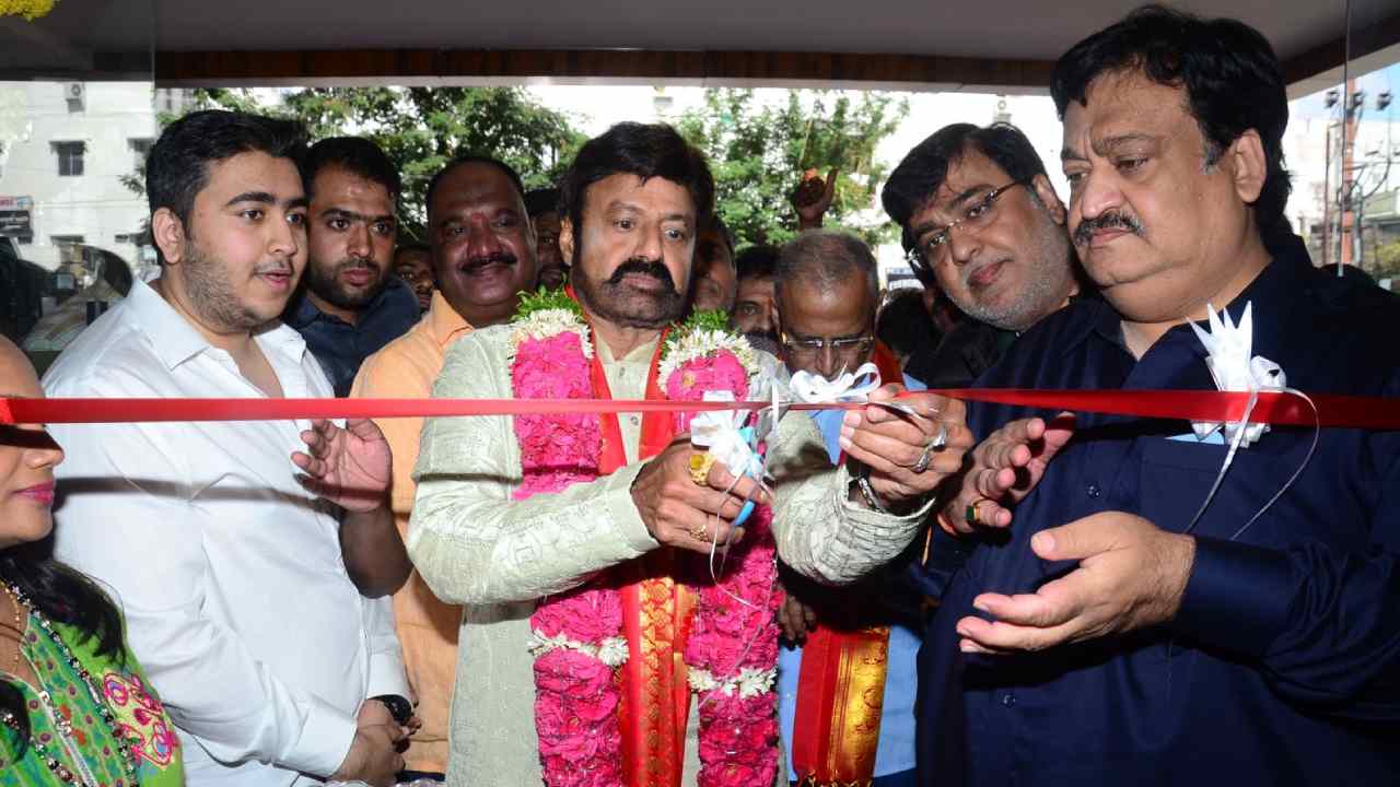 Tarakarama Theatre: బాలయ్య చేతుల మీదుగా వైభవంగా రీ-ఓపెన్ అయిన తారకరామ థియేటర్! Tarakarama Theatre: బాలయ్య చేతుల మీదుగా వైభవంగా రీ-ఓపెన్ అయిన తారకరామ థియేటర్!