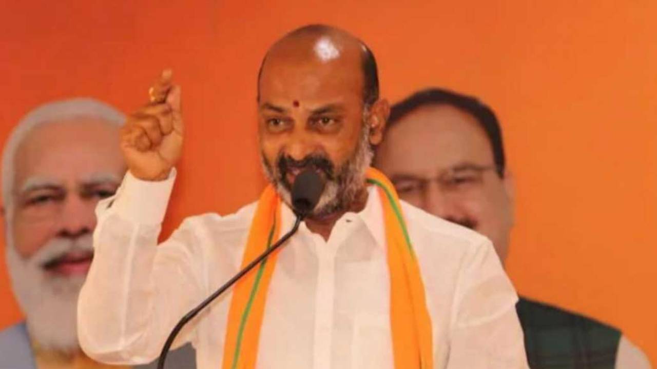 Bandi Sanjay: కవిత ఇంటికి సీబీఐ.. ఢిల్లీ లిక్కర్ స్కాంపై బండి సంజయ్ హాట్ కామెంట్స్.. Bandi Sanjay: కవిత ఇంటికి సీబీఐ.. ఢిల్లీ లిక్కర్ స్కాంపై బండి సంజయ్ హాట్ కామెంట్స్..