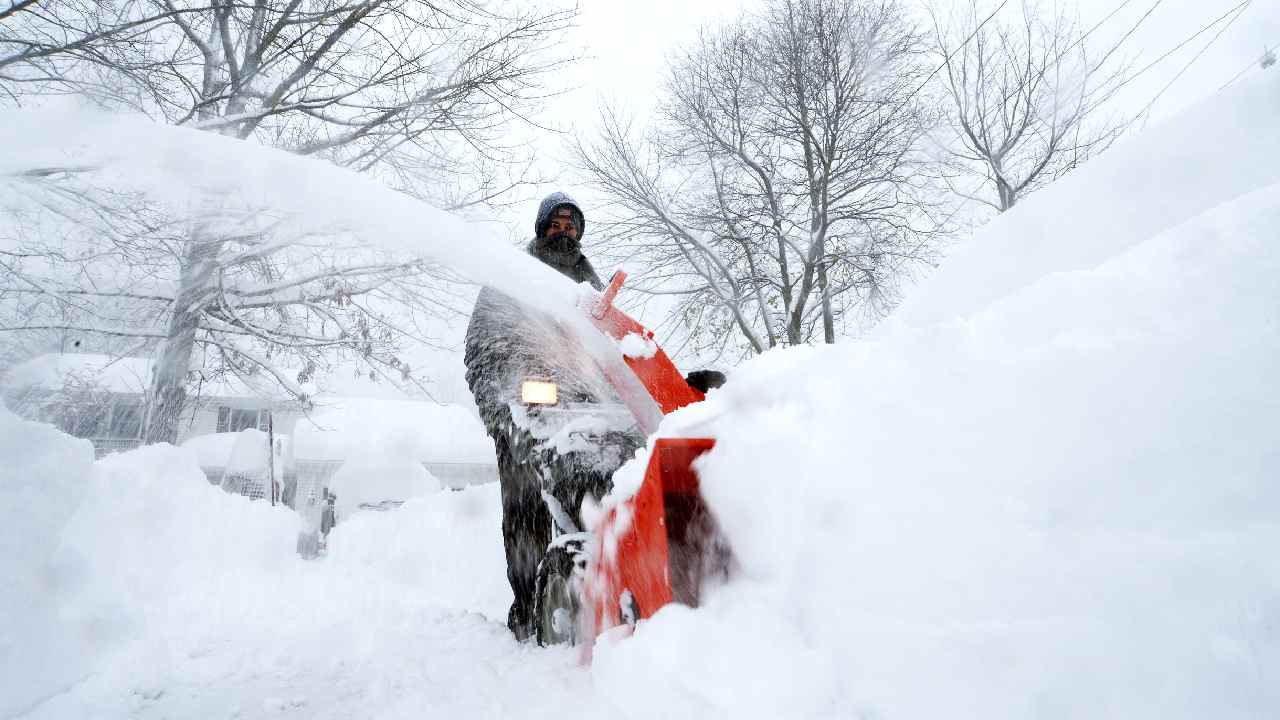 Bomb Cyclone: అమెరికాను వణికిస్తున్న మంచు తుపాన్.. వేడి నీళ్లూ మంచుగా మారుతున్న వైనం.. వీడియో ఇదిగో Bomb Cyclone: అమెరికాను వణికిస్తున్న మంచు తుపాన్.. వేడి నీళ్లూ మంచుగా మారుతున్న వైనం.. వీడియో ఇదిగో