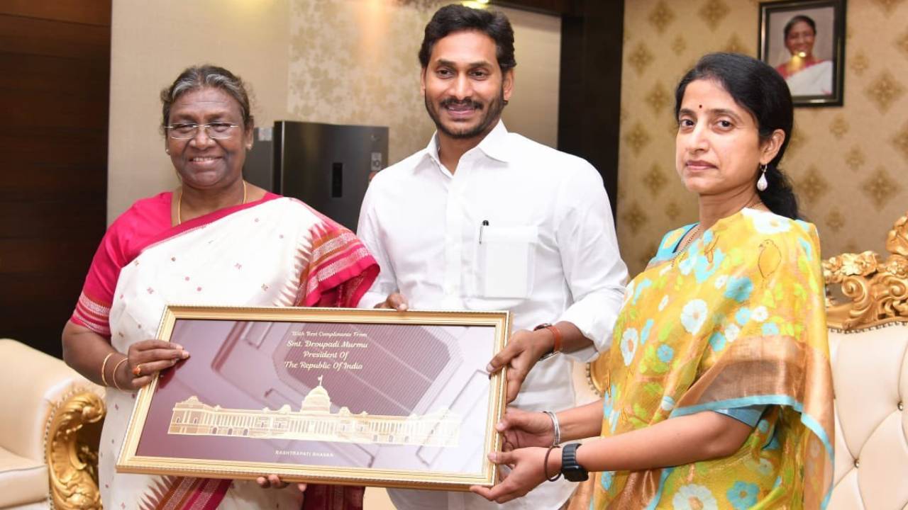 President Droupadi Murmu AP Tour: రాష్ట్రపతి ద్రౌపదీ ముర్ము ఏపీలో పర్యటన.. ఆకట్టుకున్న నౌకాదళ వీరుల విన్యాసాలు (ఫొటో గ్యాలరీ)