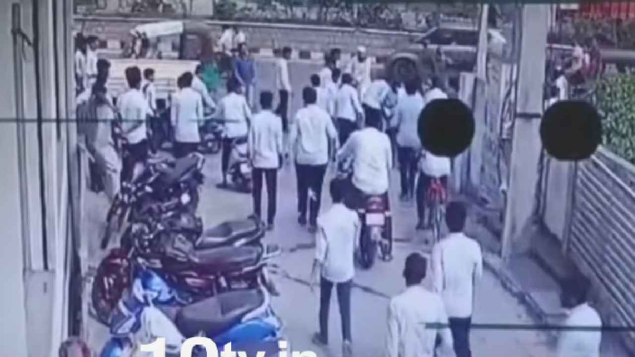 Chaitanya College Students Fight : వీళ్లు విద్యార్థులా? వీధి రౌడీలా? ఖమ్మంలో చైతన్య కళాశాల విద్యార్థుల మధ్య ఘర్షణ, కర్రలతో చితక్కొట్టేశారు Chaitanya College Students Fight : వీళ్లు విద్యార్థులా? వీధి రౌడీలా? ఖమ్మంలో చైతన్య కళాశాల విద్యార్థుల మధ్య ఘర్షణ, కర్రలతో చితక్కొట్టేశారు