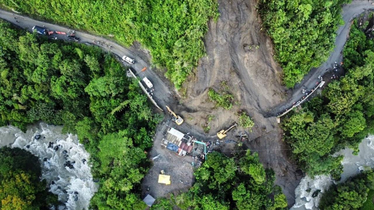 Colombia Tragedy: కొలంబియాలో విషాదం.. భారీవర్షాలకు బురద, మట్టి ముంచెత్తడంతో 34మంది మృతి Colombia Tragedy: కొలంబియాలో విషాదం.. భారీవర్షాలకు బురద, మట్టి ముంచెత్తడంతో 34మంది మృతి