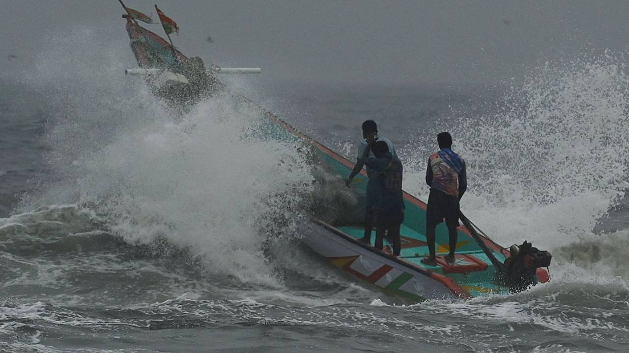 Cyclone Mandous: తీవ్ర తుపానుగా మాండౌస్.. ఏపీలోని ఆ జిల్లాల్లో విద్యా సంస్థలకు సెలవులు.. Cyclone Mandous: తీవ్ర తుపానుగా మాండౌస్.. ఏపీలోని ఆ జిల్లాల్లో విద్యా సంస్థలకు సెలవులు..