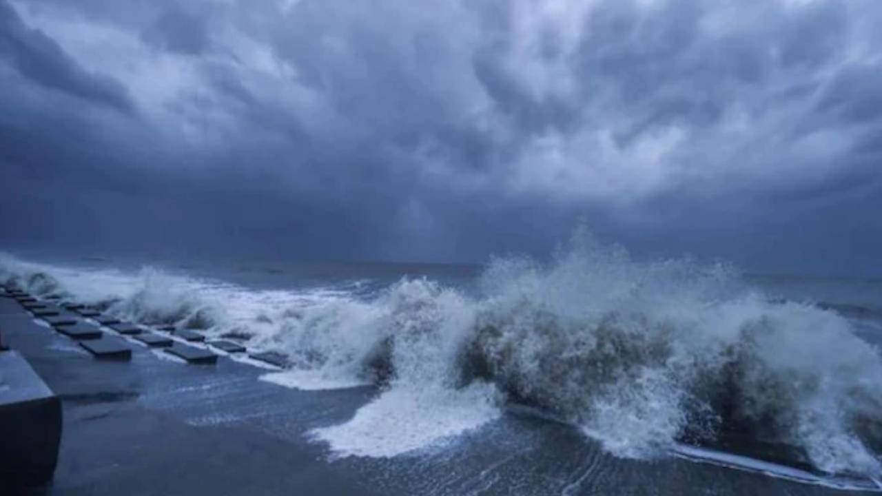 Cyclone Mandous: ఏపీకి పొంచిఉన్న ముప్పు.. తుఫానుగా మారిన తీవ్రవాయుగుండం.. ఆ జిల్లాల్లో రెడ్అలర్ట్.. Cyclone Mandous: ఏపీకి పొంచిఉన్న ముప్పు.. తుఫానుగా మారిన తీవ్రవాయుగుండం.. ఆ జిల్లాల్లో రెడ్అలర్ట్..
