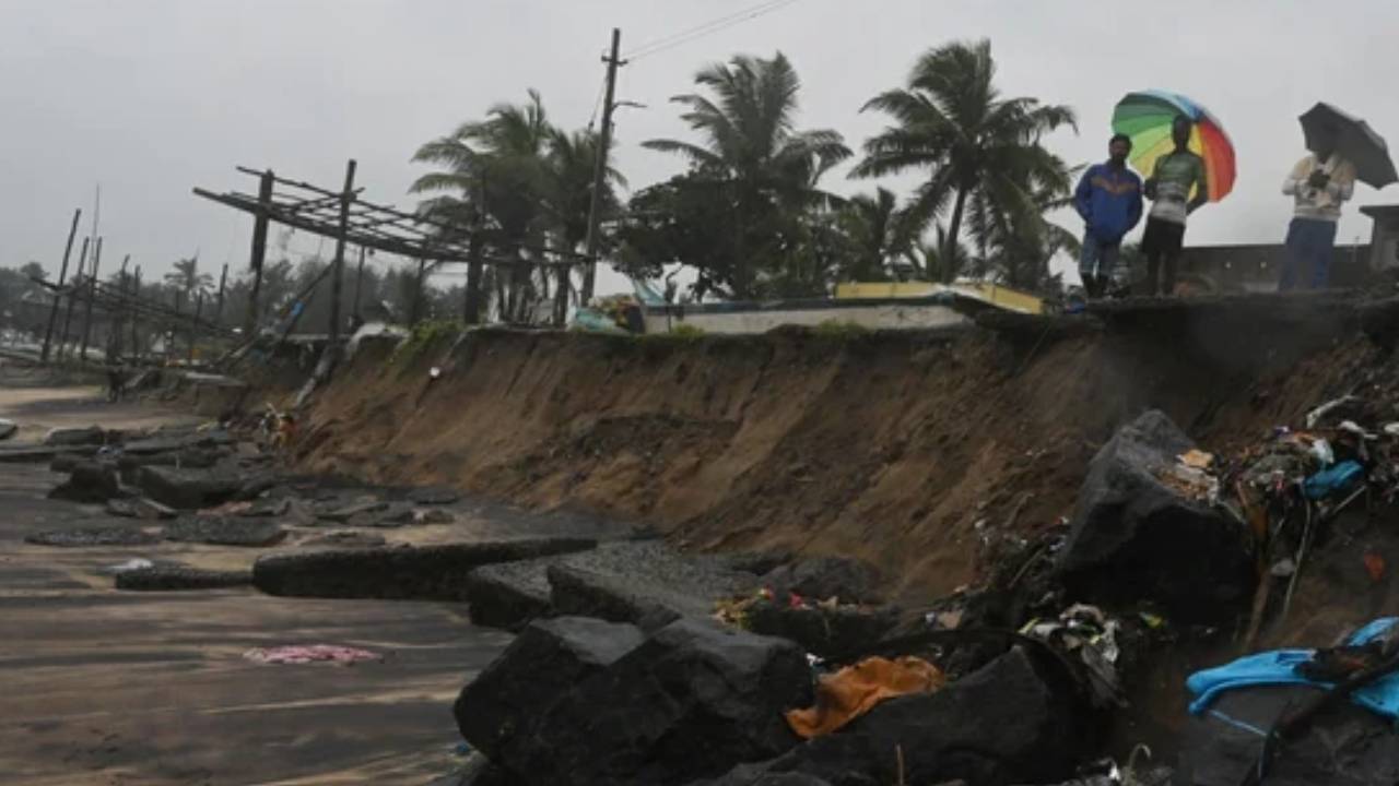 Mandous Cyclone: తీరందాటిన మాండౌస్ తుపాన్.. రాయలసీమ, కోస్తాంధ్ర జిల్లాల్లో భారీ వర్షాలు.. లోతట్టు ప్రాంతాలు జలమయం Mandous Cyclone: తీరందాటిన మాండౌస్ తుపాన్.. రాయలసీమ, కోస్తాంధ్ర జిల్లాల్లో భారీ వర్షాలు.. లోతట్టు ప్రాంతాలు జలమయం