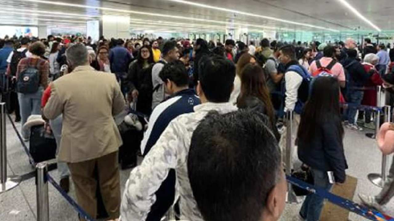 Delhi Airport: ఢిల్లీ ఎయిర్పోర్టులో పోటెత్తిన ప్రయాణికులు.. గంటల తరబడి నిరీక్షణ.. ప్రయాణికుల ఆగ్రహం Delhi Airport: ఢిల్లీ ఎయిర్పోర్టులో పోటెత్తిన ప్రయాణికులు.. గంటల తరబడి నిరీక్షణ.. ప్రయాణికుల ఆగ్రహం