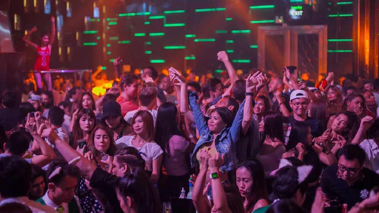 Delhi Nightlife: ఢిల్లీలో నైట్ లైఫ్ జోష్.. బార్లు, రెస్టారెంట్లు 24 గంటలూ ఓపెన్ Delhi Nightlife: ఢిల్లీలో నైట్ లైఫ్ జోష్.. బార్లు, రెస్టారెంట్లు 24 గంటలూ ఓపెన్