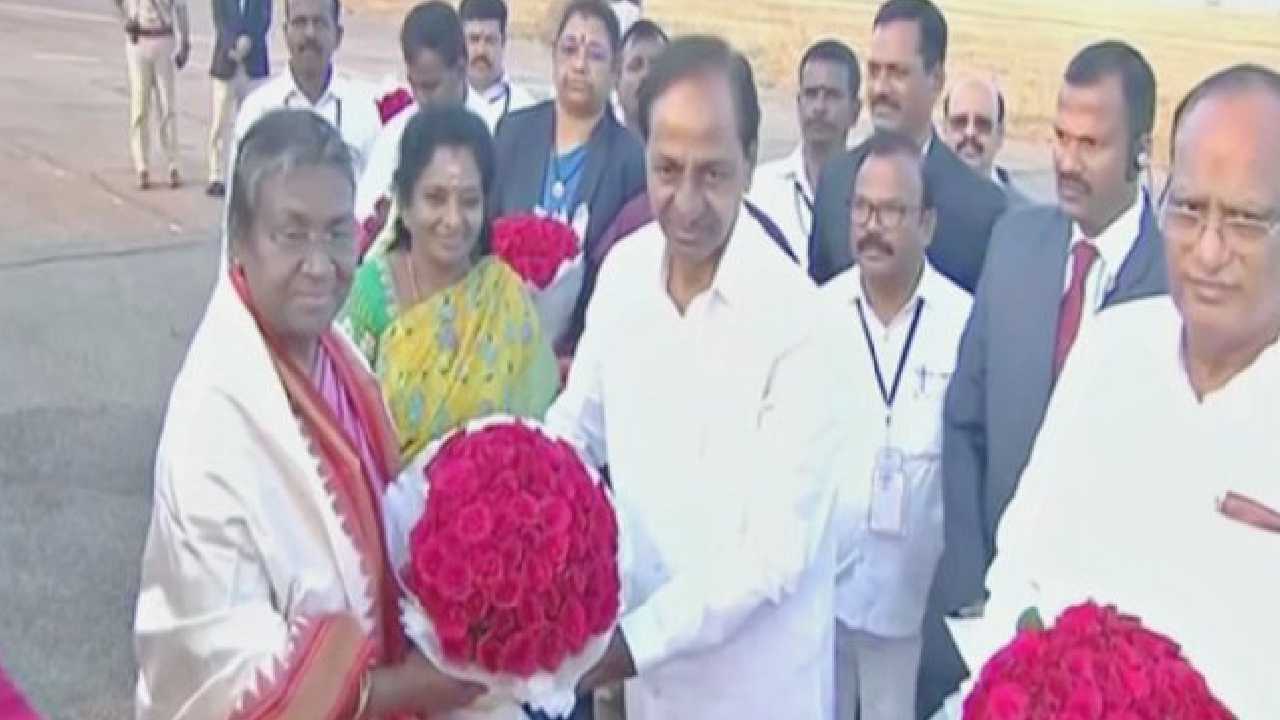 Droupadi Murmu: హైదరాబాద్ చేరుకున్న రాష్ట్రపతి ద్రౌపది ముర్ము.. స్వాగతం పలికిన గవర్నర్, సీఎం కేసీఆర్ Droupadi Murmu: హైదరాబాద్ చేరుకున్న రాష్ట్రపతి ద్రౌపది ముర్ము.. స్వాగతం పలికిన గవర్నర్, సీఎం కేసీఆర్
