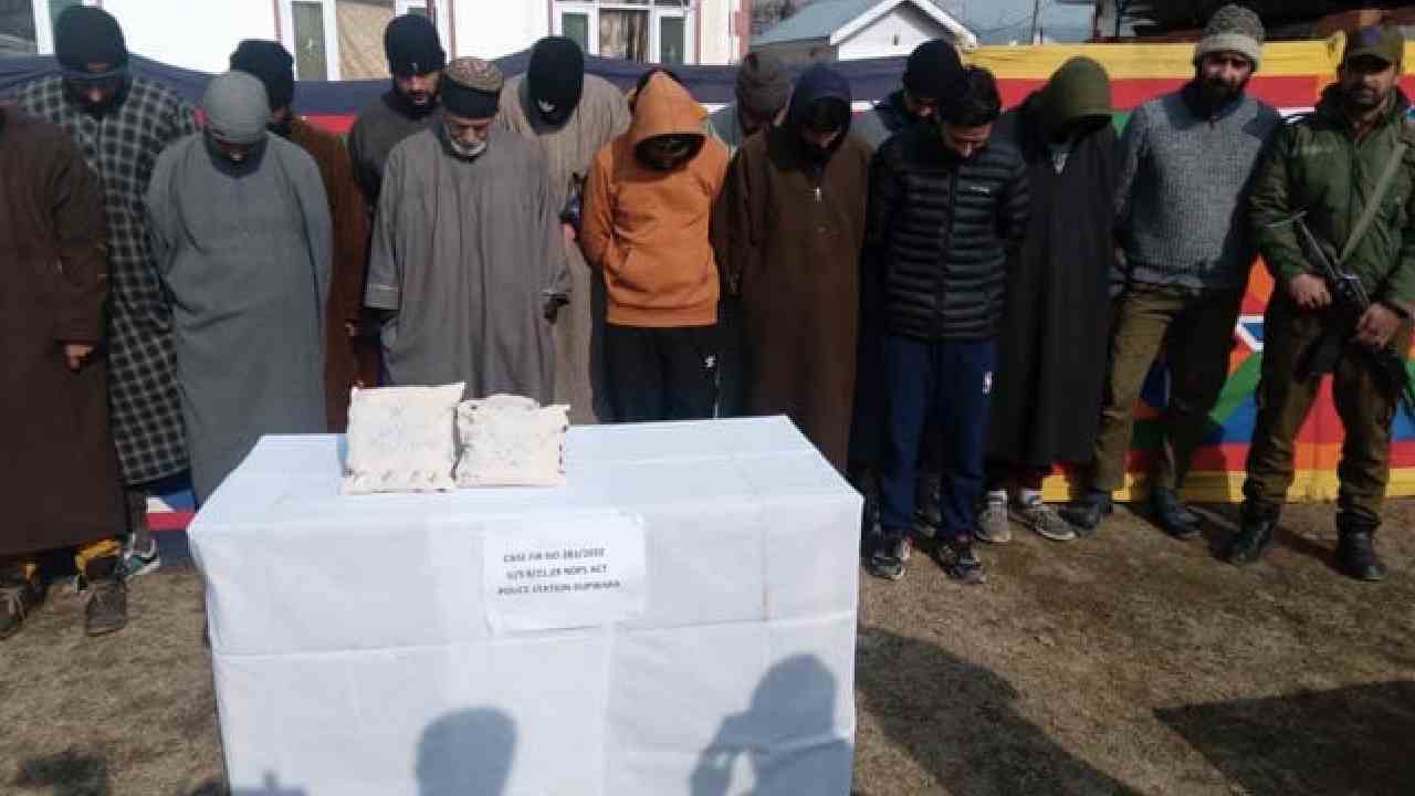 Drug Trafficking: పాక్ నుంచి కాశ్మీర్కు డ్రగ్స్ సరఫరా చేస్తున్న 17 మంది అరెస్టు.. నిందితుల్లో ఐదుగురు పోలీసులు Drug Trafficking: పాక్ నుంచి కాశ్మీర్కు డ్రగ్స్ సరఫరా చేస్తున్న 17 మంది అరెస్టు.. నిందితుల్లో ఐదుగురు పోలీసులు