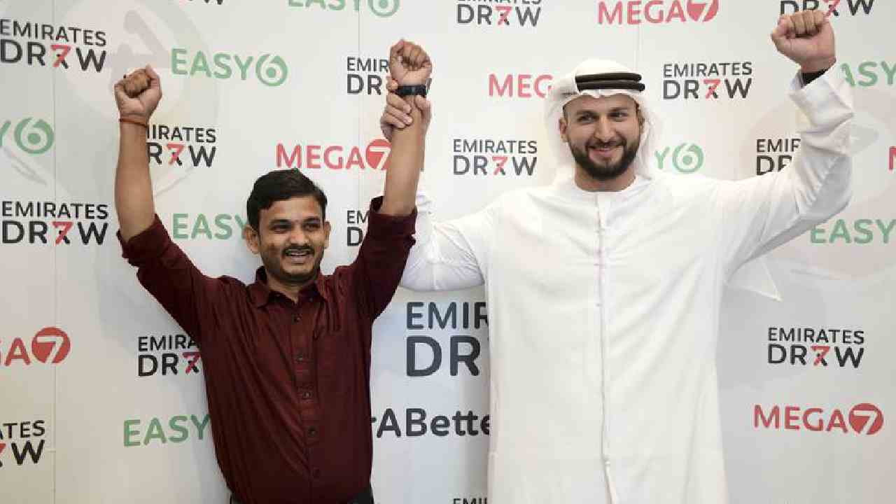 Dubai Lottery: దుబాయ్లో జాక్పాట్ కొట్టిన తెలంగాణ వాసి.. రూ.338తో లాటరీ టికెట్ కొంటే 33 కోట్ల ప్రైజ్మనీ Dubai Lottery: దుబాయ్లో జాక్పాట్ కొట్టిన తెలంగాణ వాసి.. రూ.338తో లాటరీ టికెట్ కొంటే 33 కోట్ల ప్రైజ్మనీ