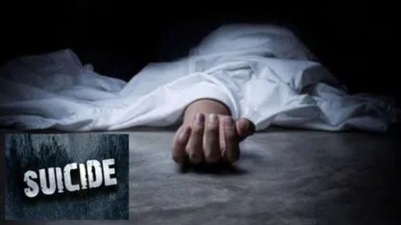 Father Suicide : గుజరాత్ లో విషాదం.. కూతురి కాలేజీ ఫీజు చెల్లించలేక తండ్రి ఆత్మహత్య Father Suicide : గుజరాత్ లో విషాదం.. కూతురి కాలేజీ ఫీజు చెల్లించలేక తండ్రి ఆత్మహత్య