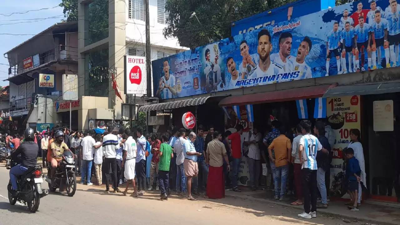 FIFA World Cup 2022: 1500 బిర్యానీలు ఉచితంగా పంచిన కేరళ వ్యాపారి.. ఆ తరువాత ఏం జరిగిందంటే.. FIFA World Cup 2022: 1500 బిర్యానీలు ఉచితంగా పంచిన కేరళ వ్యాపారి.. ఆ తరువాత ఏం జరిగిందంటే..