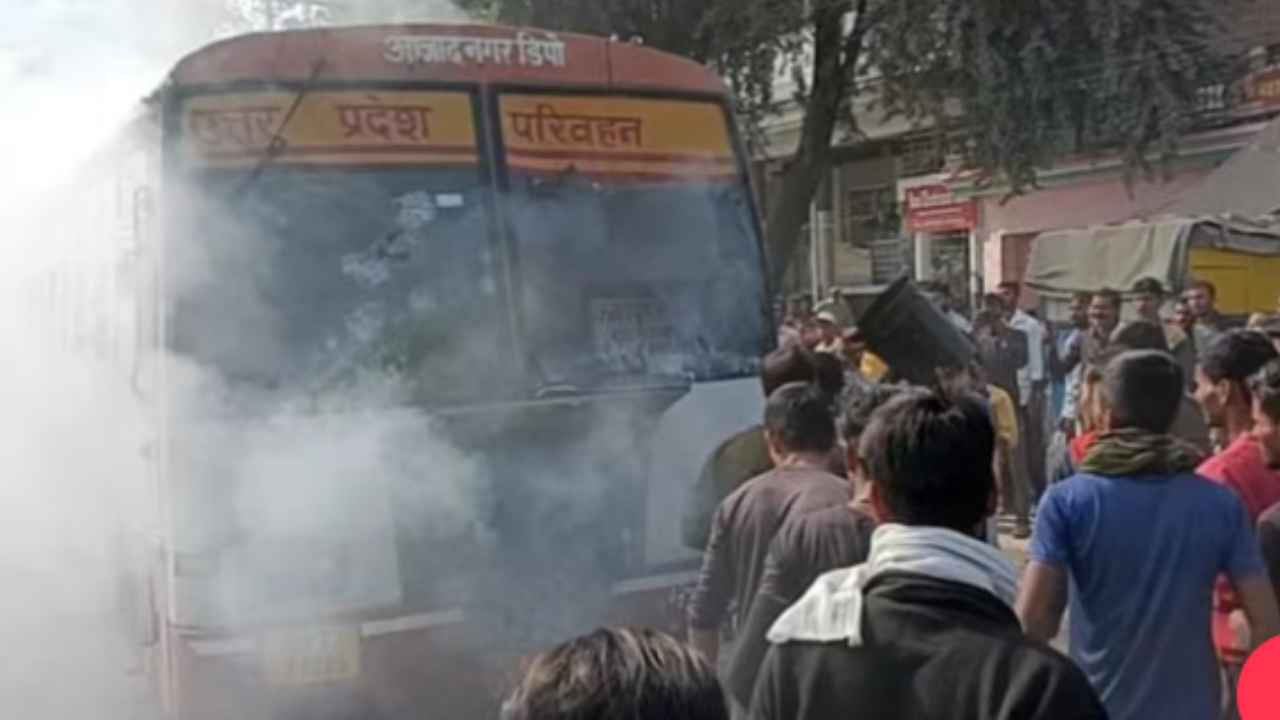 Fire In Bus : ఆర్టీసీ బస్సులో అగ్నిప్రమాదం.. అకస్మాత్తుగా చెలరేగిన మంటలు, భయంతో దూకేసిన ప్రయాణికులు Fire In Bus : ఆర్టీసీ బస్సులో అగ్నిప్రమాదం.. అకస్మాత్తుగా చెలరేగిన మంటలు, భయంతో దూకేసిన ప్రయాణికులు