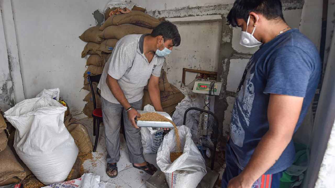 Free Foodgrain Scheme: రేషన్ కార్డుదారులకు కేంద్రం తీపి కబురు.. ఉచిత బియ్యం పంపిణీ మరో ఏడాది పొడిగింపు Free Foodgrain Scheme: రేషన్ కార్డుదారులకు కేంద్రం తీపి కబురు.. ఉచిత బియ్యం పంపిణీ మరో ఏడాది పొడిగింపు