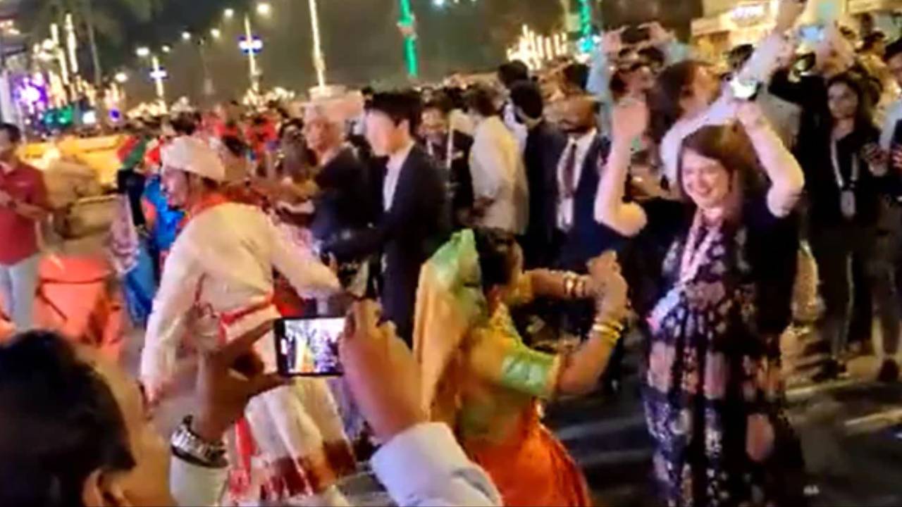 G20 Delegates Dance: మహిళలతో స్టెప్పులేసి సందడిచేసిన జీ20 ప్రతినిధులు.. వీడియో వైరల్ G20 Delegates Dance: మహిళలతో స్టెప్పులేసి సందడిచేసిన జీ20 ప్రతినిధులు.. వీడియో వైరల్