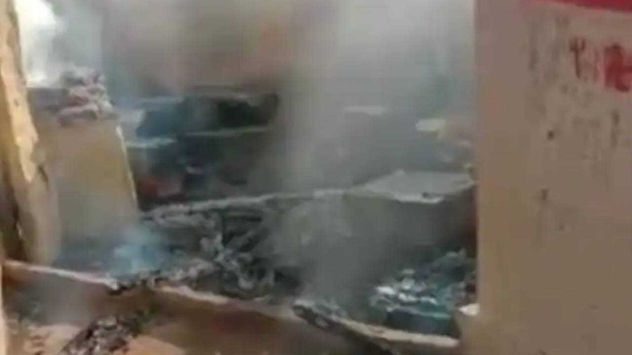 Gas Cylinder Exploded: పెళ్లి వేడుకలో పేలిన సిలిండర్లు.. ఐదుగురు మృతి.. 60మందికి గాయాలు, పలువురి పరిస్థితి విషమం Gas Cylinder Exploded: పెళ్లి వేడుకలో పేలిన సిలిండర్లు.. ఐదుగురు మృతి.. 60మందికి గాయాలు, పలువురి పరిస్థితి విషమం