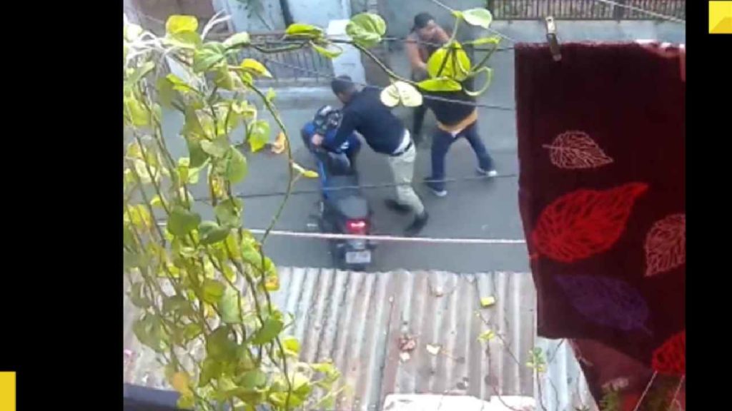 Girl Fights With Chain Snatchers