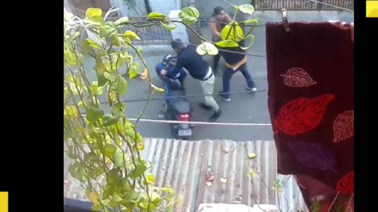 Girl Fights Chain Snatchers : నీ గట్స్కి హ్యాట్సాఫ్.. చైన్ స్నాచర్లతో వీరోచితంగా పోరాడిన యువతి, ఎలా చితక్కొట్టిందో చూడండి Girl Fights Chain Snatchers : నీ గట్స్కి హ్యాట్సాఫ్.. చైన్ స్నాచర్లతో వీరోచితంగా పోరాడిన యువతి, ఎలా చితక్కొట్టిందో చూడండి