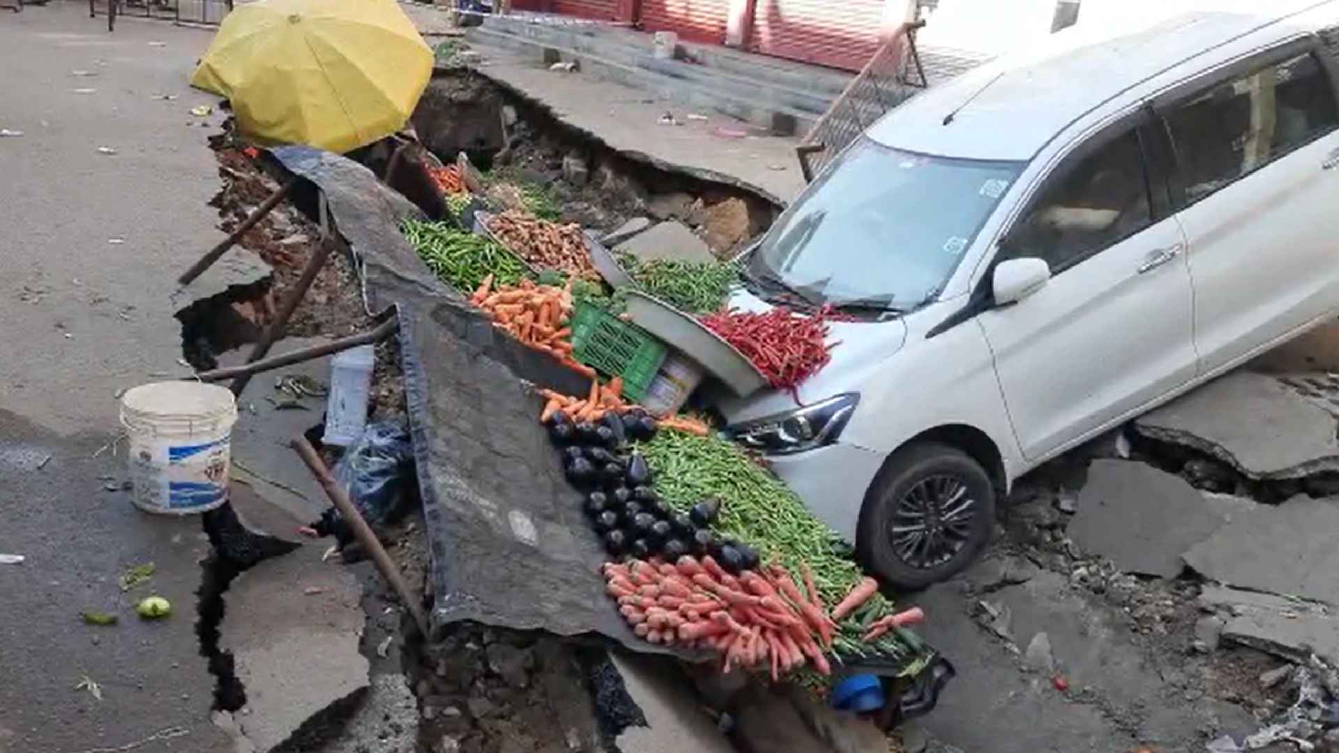 Goshamahal Nala Collapse : గోషామహల్ నాలా కూలిపోవడానికి కారణం అదేనా? Goshamahal Nala Collapse : గోషామహల్ నాలా కూలిపోవడానికి కారణం అదేనా?