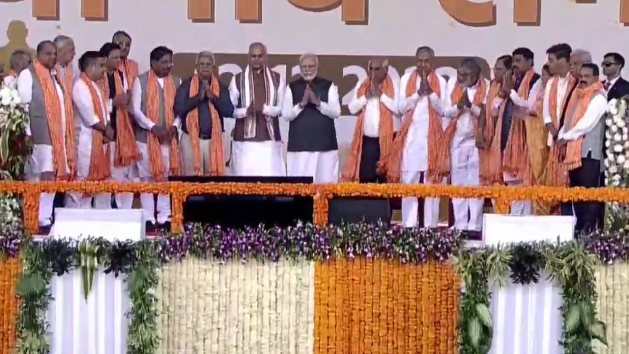 Gujarat CM Oath Ceremony: గుజరాత్ 18వ సీఎంగా భూపేంద్ర పటేల్ ప్రమాణ స్వీకారం.. 16మంది మంత్రులు సహా.. Gujarat CM Oath Ceremony: గుజరాత్ 18వ సీఎంగా భూపేంద్ర పటేల్ ప్రమాణ స్వీకారం.. 16మంది మంత్రులు సహా..