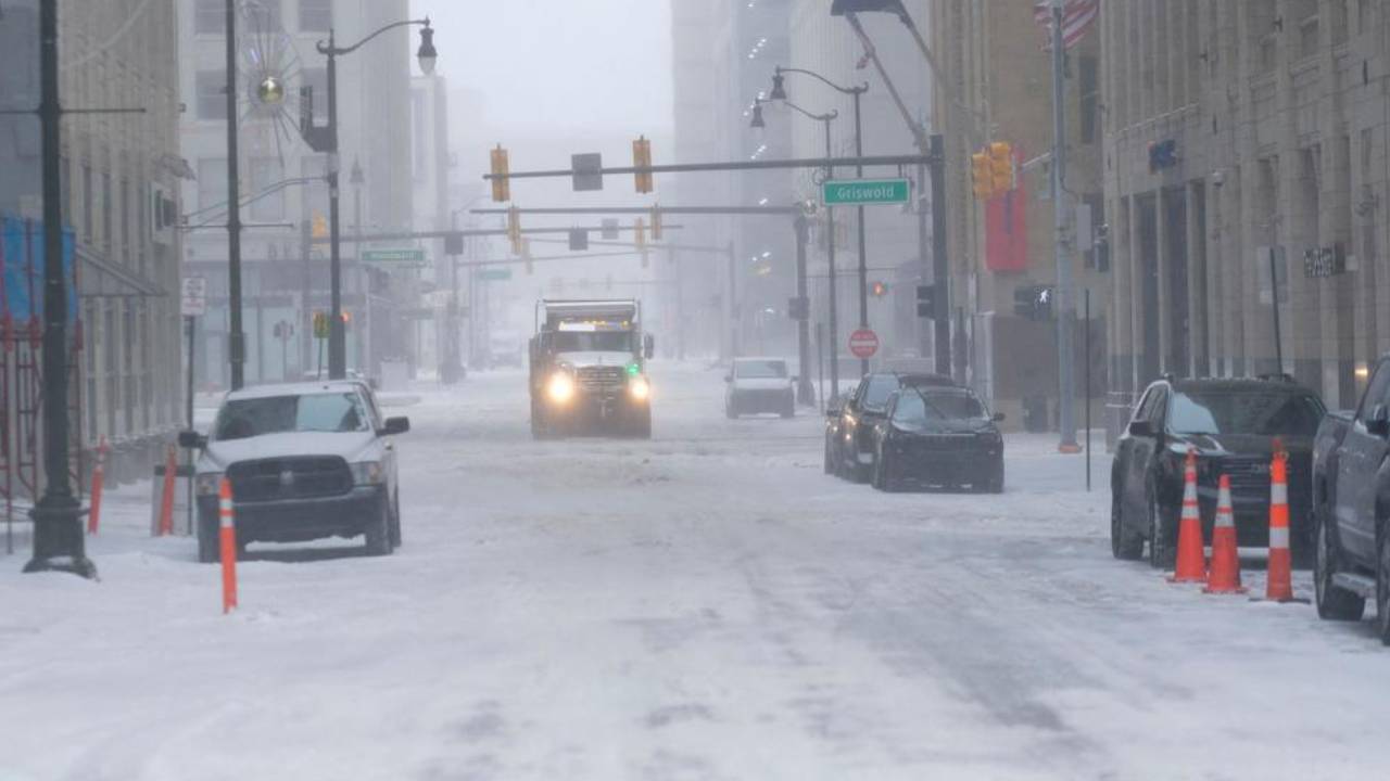 US Winter Storm: మంచు గుప్పిట్లోనే అమెరికా.. 26 మంది మృతి.. రహదారులపై పేరుకుపోయిన మంచు.. ఫొటోలు US Winter Storm: మంచు గుప్పిట్లోనే అమెరికా.. 26 మంది మృతి.. రహదారులపై పేరుకుపోయిన మంచు.. ఫొటోలు