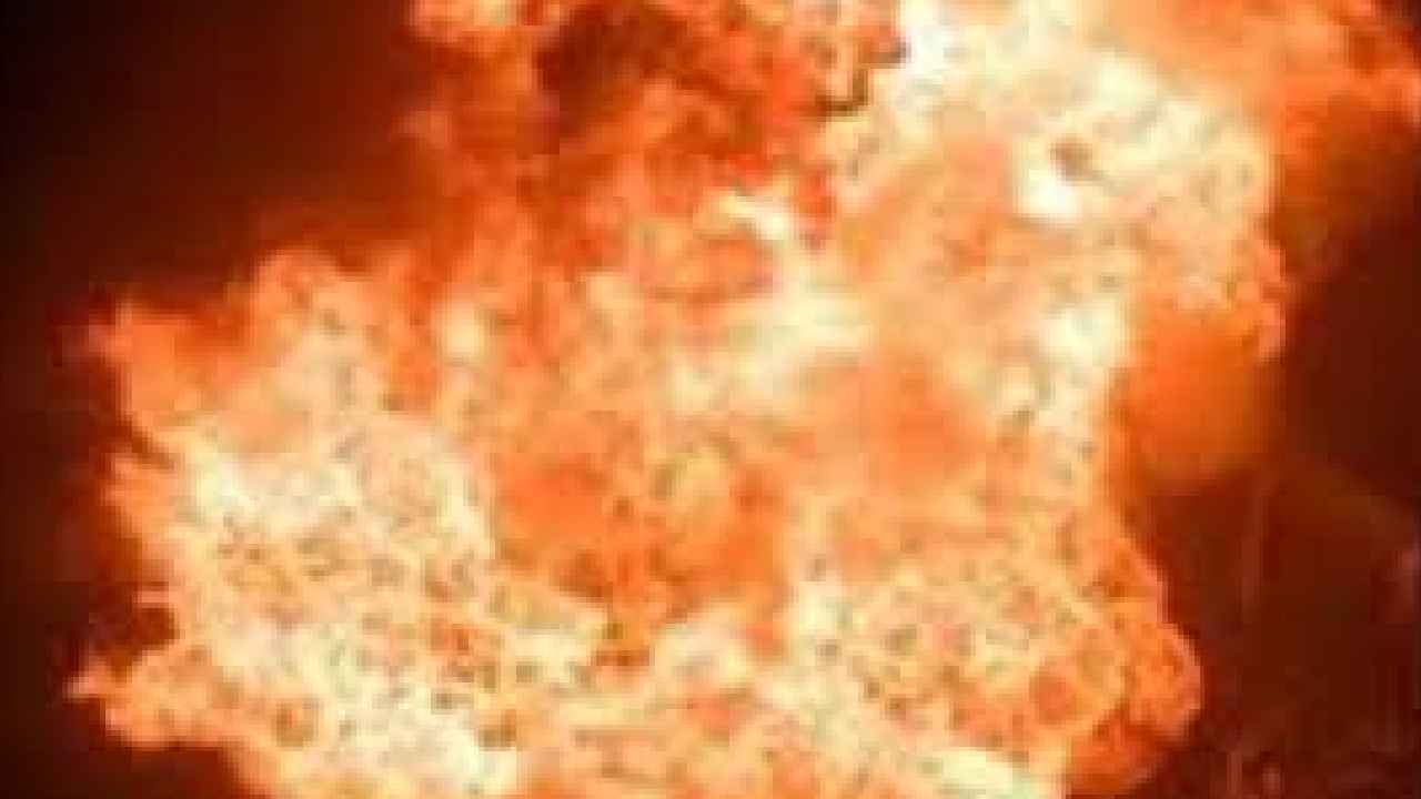 Hyderabad Blast : హైదరాబాద్లో పేలుడు కలకలం.. ఇద్దరికి తీవ్ర గాయాలు Hyderabad Blast : హైదరాబాద్లో పేలుడు కలకలం.. ఇద్దరికి తీవ్ర గాయాలు