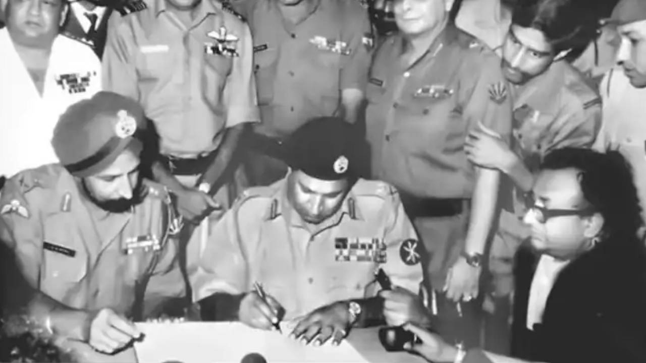 Vijay Diwas: భారత సైనికుల దెబ్బకు 13రోజుల్లో తోకముడిచిన పాక్ సైన్యం.. బంగ్లాదేశ్ ప్రత్యేక దేశంగా అవతరించింది అప్పుడే.. Vijay Diwas: భారత సైనికుల దెబ్బకు 13రోజుల్లో తోకముడిచిన పాక్ సైన్యం.. బంగ్లాదేశ్ ప్రత్యేక దేశంగా అవతరించింది అప్పుడే..
