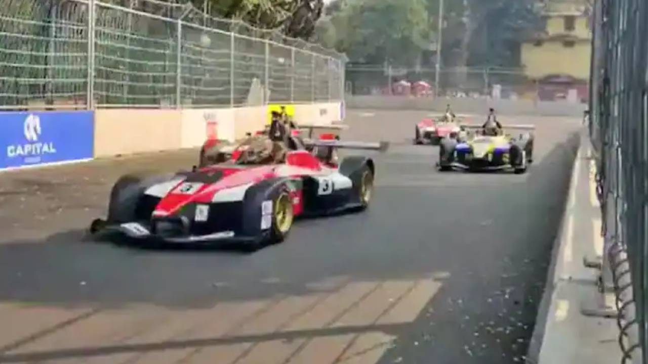 Indian Racing league: చిరు జల్లుల్లోనే ప్రీ ప్రాక్టీస్ రేస్ .. రయ్ మంటూ దూసుకెళ్లిన రేసింగ్ కార్లు.. Indian Racing league: చిరు జల్లుల్లోనే ప్రీ ప్రాక్టీస్ రేస్ .. రయ్ మంటూ దూసుకెళ్లిన రేసింగ్ కార్లు..
