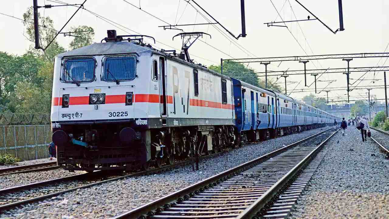 Indian Railways: సీనియర్ సిటిజన్లకు రైల్వే శాఖ గుడ్ న్యూస్.. రాయితీ పునరుద్ధరించే అవకాశం? Indian Railways: సీనియర్ సిటిజన్లకు రైల్వే శాఖ గుడ్ న్యూస్.. రాయితీ పునరుద్ధరించే అవకాశం?