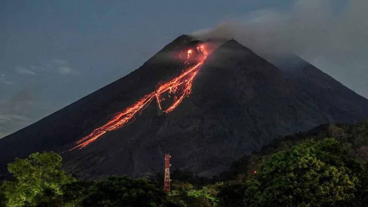 Volcano Erupted: ఇండోనేషియాలో బద్దలైన ఎత్తైన అగ్నిపర్వతం.. సురక్షిత ప్రాంతాలకు తరలిపోతున్న ప్రజలు Volcano Erupted: ఇండోనేషియాలో బద్దలైన ఎత్తైన అగ్నిపర్వతం.. సురక్షిత ప్రాంతాలకు తరలిపోతున్న ప్రజలు