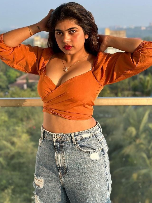 >ఎద అందాలతో రచ్చ చేస్తున్న రీతూ..