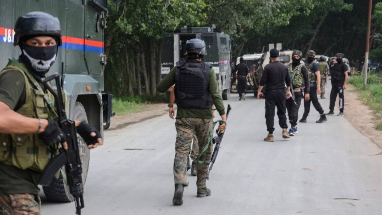 Jammu Kashmir: జమ్మూకశ్మీర్లోని షోపియాన్ ప్రాంతంలో ఎన్కౌంటర్.. ముగ్గురు ఉగ్రవాదులు హతం Jammu Kashmir: జమ్మూకశ్మీర్లోని షోపియాన్ ప్రాంతంలో ఎన్కౌంటర్.. ముగ్గురు ఉగ్రవాదులు హతం