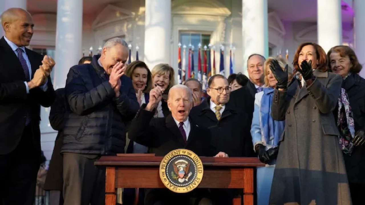 Joe Biden: స్వలింగ వివాహాలకు బైడెన్ ఆమోదముద్ర.. అమెరికాలో అమల్లోకి రానున్న కొత్త చట్టం Joe Biden: స్వలింగ వివాహాలకు బైడెన్ ఆమోదముద్ర.. అమెరికాలో అమల్లోకి రానున్న కొత్త చట్టం