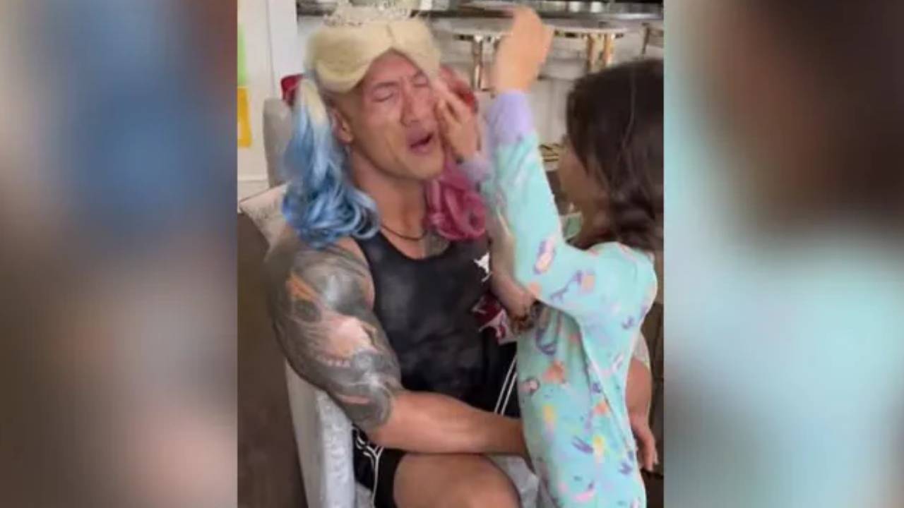 Dwayne Johnson: అమ్మాయిలా మారిన హాలీవుడ్ హీరో.. కూతుళ్లు భలేపనిచేశారే.. వీడియో వైరల్ Dwayne Johnson: అమ్మాయిలా మారిన హాలీవుడ్ హీరో.. కూతుళ్లు భలేపనిచేశారే.. వీడియో వైరల్