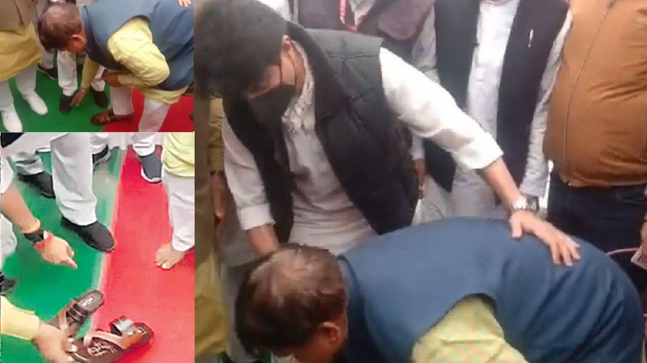 Jyotiraditya Scindia- Minister Wear ‘chappal’ : 2నెలల తరువాత చెప్పులు ధరించిన రాష్ట్ర మంత్రి..స్వయంగా చెప్పులు అందించిన కేంద్ర మంత్రి జ్యోతిరాధిత్య సింధియా Jyotiraditya Scindia- Minister Wear ‘chappal’ : 2నెలల తరువాత చెప్పులు ధరించిన రాష్ట్ర మంత్రి..స్వయంగా చెప్పులు అందించిన కేంద్ర మంత్రి జ్యోతిరాధిత్య సింధియా