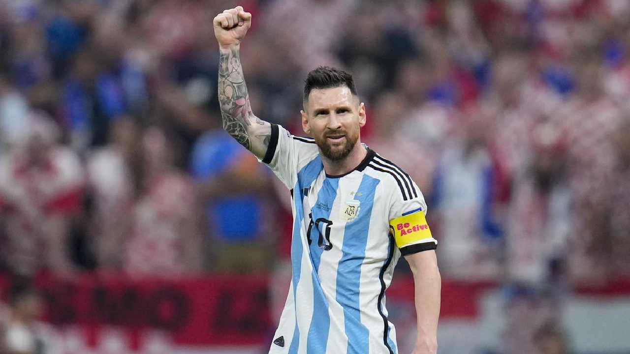 Lionel Messi: ఫుట్బాల్కు గుడ్బై చెప్పనున్న మెస్సీ… ప్రపంచ కప్ ఫైనల్ మ్యాచ్తో వీడ్కోలు చెప్పనున్న అర్జెంటినా దిగ్గజం Lionel Messi: ఫుట్బాల్కు గుడ్బై చెప్పనున్న మెస్సీ… ప్రపంచ కప్ ఫైనల్ మ్యాచ్తో వీడ్కోలు చెప్పనున్న అర్జెంటినా దిగ్గజం