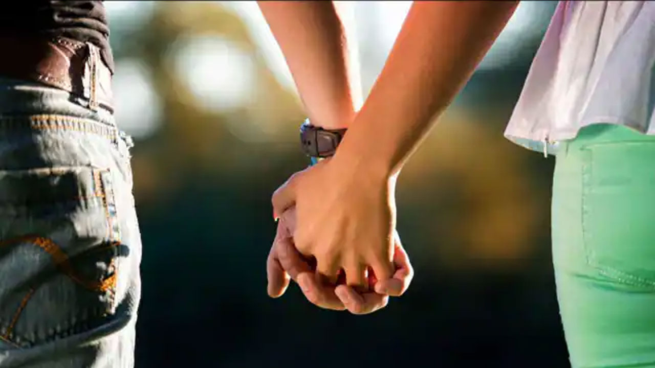 Surat: పెళ్లి చేసుకొమ్మంటూ ఇబ్బంది పెడుతోందని ప్రియురాలిని ఒడిశా నుంచి గుజరాత్కు తీసుకెళ్లి, 49సార్లు… Surat: పెళ్లి చేసుకొమ్మంటూ ఇబ్బంది పెడుతోందని ప్రియురాలిని ఒడిశా నుంచి గుజరాత్కు తీసుకెళ్లి, 49సార్లు…