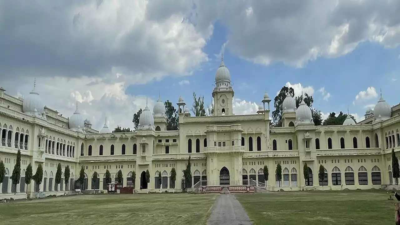 Lucknow University: లక్నో యూనివర్సిటీలో వింత నిబంధన.. పది దాటితే క్యాంపస్లో తిరగొద్దట! Lucknow University: లక్నో యూనివర్సిటీలో వింత నిబంధన.. పది దాటితే క్యాంపస్లో తిరగొద్దట!