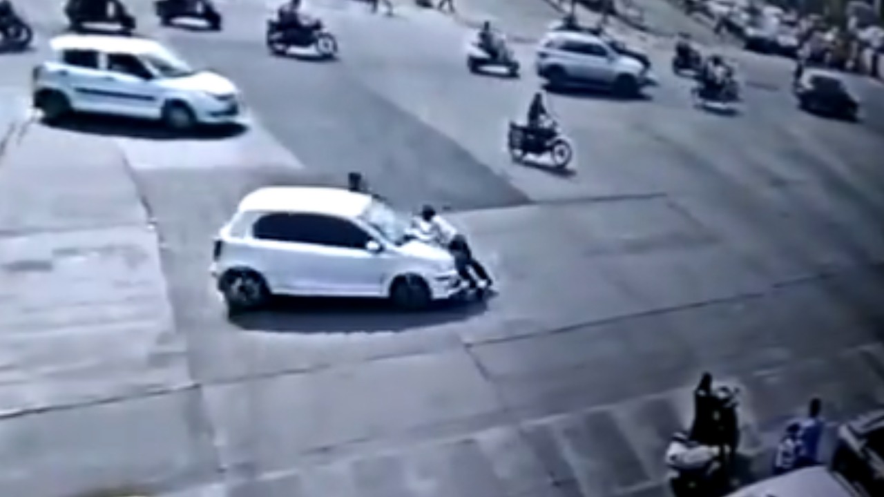 Man Hit Traffic Policeman : చలాన్ చెల్లించాలన్న ట్రాఫిక్ పోలీస్.. కారుతో ఢీకొట్టి 4 కిమీ ఈడ్చుకెళ్లిన వ్యక్తి Man Hit Traffic Policeman : చలాన్ చెల్లించాలన్న ట్రాఫిక్ పోలీస్.. కారుతో ఢీకొట్టి 4 కిమీ ఈడ్చుకెళ్లిన వ్యక్తి