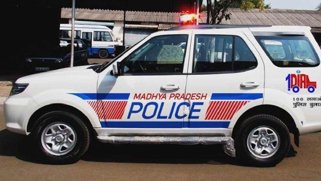 Madhya Pradesh: మద్యం మత్తులో యూనిఫామ్ తీసేసిన పోలీస్… వీడియో వైరల్ కావడంతో సస్పెండ్ చేసిన అధికారులు Madhya Pradesh: మద్యం మత్తులో యూనిఫామ్ తీసేసిన పోలీస్… వీడియో వైరల్ కావడంతో సస్పెండ్ చేసిన అధికారులు