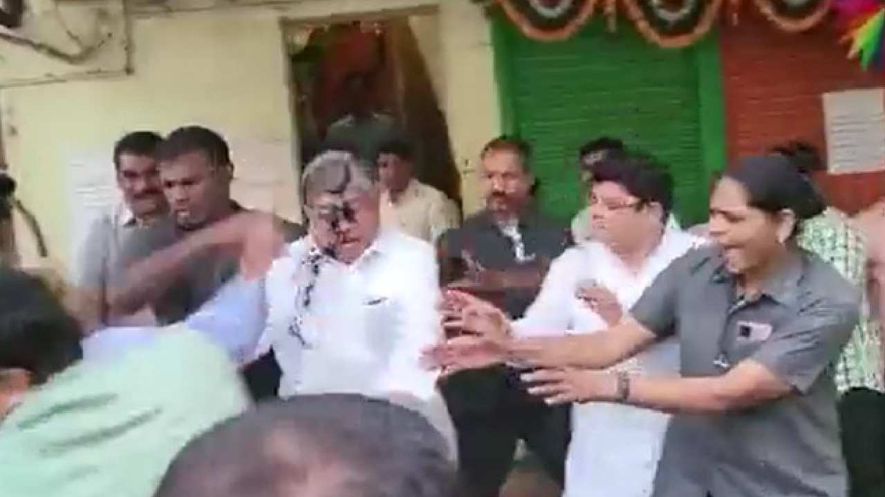 Maharashtra: అంబేద్కర్పై అనుచిత వ్యాఖ్యలు.. మహారాష్ట్ర మంత్రిపై ఇంకు చల్లిన వ్యక్తి Maharashtra: అంబేద్కర్పై అనుచిత వ్యాఖ్యలు.. మహారాష్ట్ర మంత్రిపై ఇంకు చల్లిన వ్యక్తి