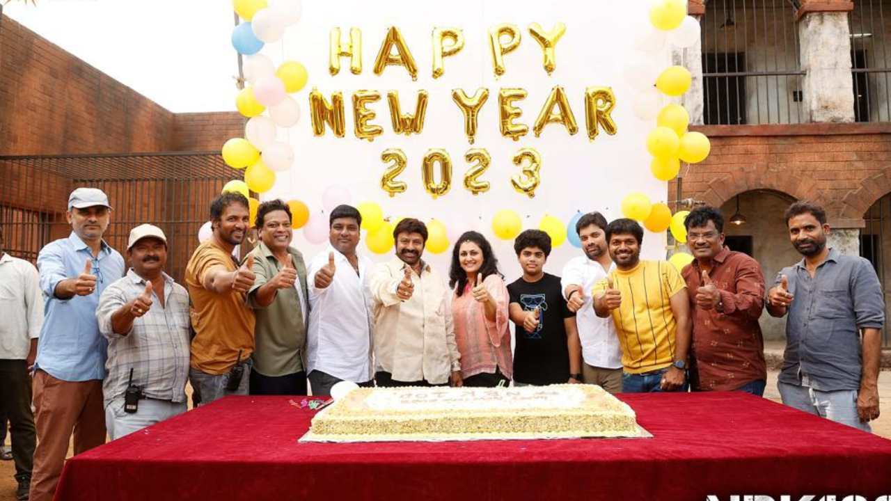 NBK108: అనిల్ రావిపూడి మూవీ సెట్లో న్యూ ఇయర్ వేడుకలు జరుపుకున్న బాలయ్య! NBK108: అనిల్ రావిపూడి మూవీ సెట్లో న్యూ ఇయర్ వేడుకలు జరుపుకున్న బాలయ్య!