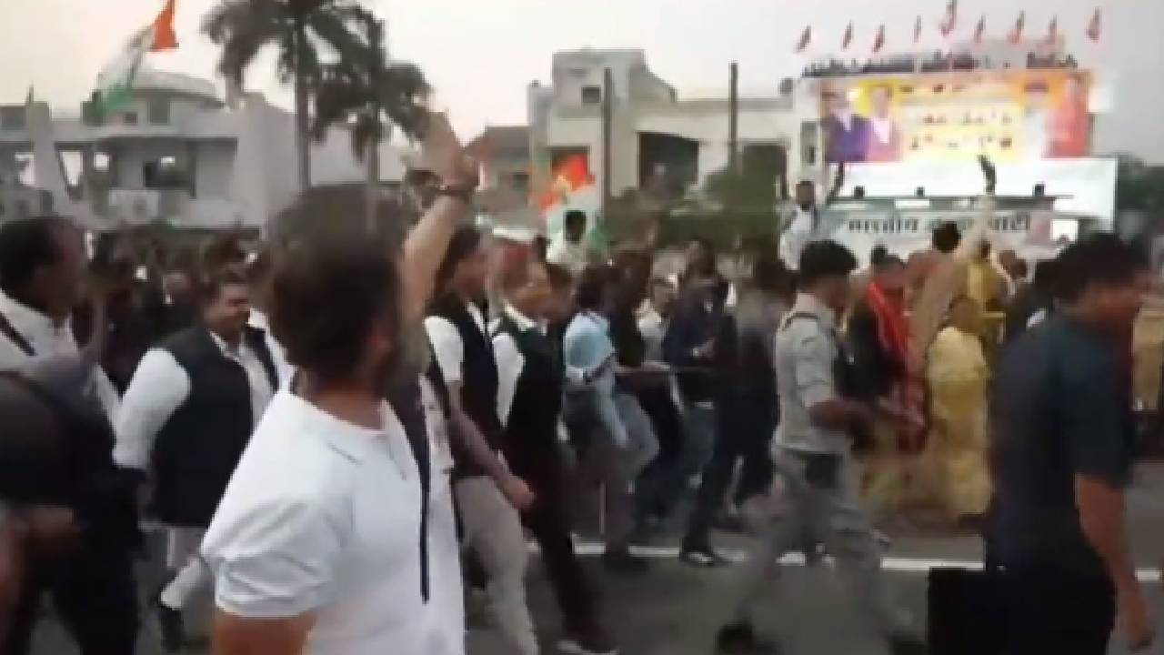 Viral Video: రాహుల్కి బీజేపీ జెండాలు చూపిన యువకులు.. వారికి రాహుల్ ఫ్లయింగ్ కిస్సెస్ Viral Video: రాహుల్కి బీజేపీ జెండాలు చూపిన యువకులు.. వారికి రాహుల్ ఫ్లయింగ్ కిస్సెస్