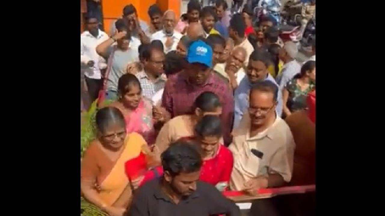 Vijayawada Restaurant: 5 పైసల కాయిన్ పట్టుకొచ్చి ఇస్తే… రూ.400 శాకాహార భోజనం ఫ్రీ.. ఎగబడ్డ జనాలు Vijayawada Restaurant: 5 పైసల కాయిన్ పట్టుకొచ్చి ఇస్తే… రూ.400 శాకాహార భోజనం ఫ్రీ.. ఎగబడ్డ జనాలు